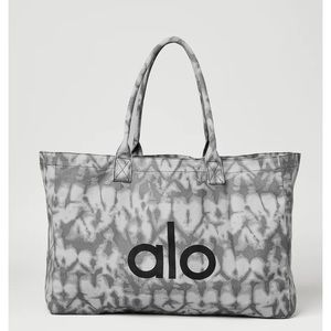 Alo Yoga shopper tote with tags (hat sold separately).